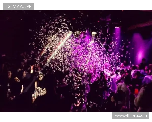 足球明星更衣室狂欢夜尽情蹦迪展现球场之外的另一面