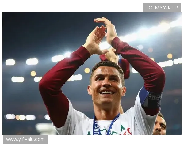 抽取足球巨星C罗的精彩瞬间与传奇故事，感受他的足球魅力与不屈精神